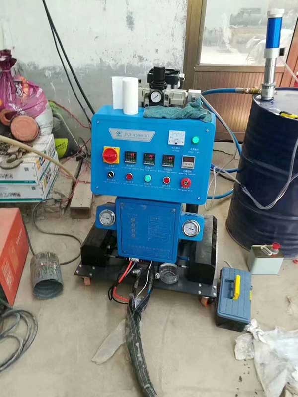 JNJX-Q2600(D)万向发泡设备(图2) Q2600(D)万向发泡设备应用于热水管保温发泡