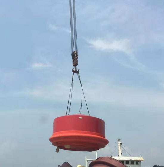 海上漂浮的钢质浮筒填充万向发泡机(图1) 海上漂浮的钢质浮筒