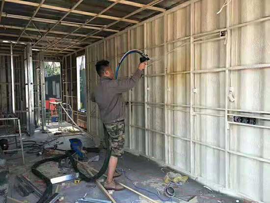 轻钢别墅用万向保温效果怎么样 喷涂机施工快(图1) 轻钢别墅用万向保温 喷涂机施工快