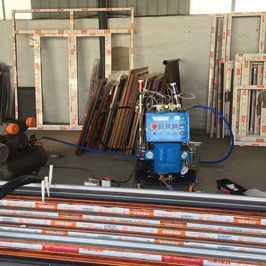 小型Q2600D断桥铝门窗灌注万向发泡设备