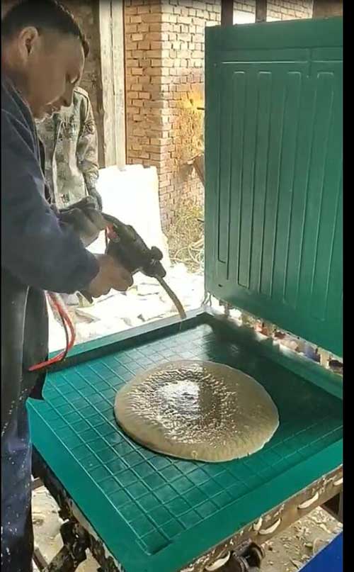 养殖场仔猪电热板 万向材料发泡机(图2) 养殖场仔猪电热板 万向材料发泡机案例