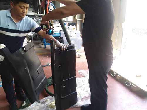 汽车配件万向填充(图1) H5600D液压万向发泡机在香港诸城用于汽车配件万向填充