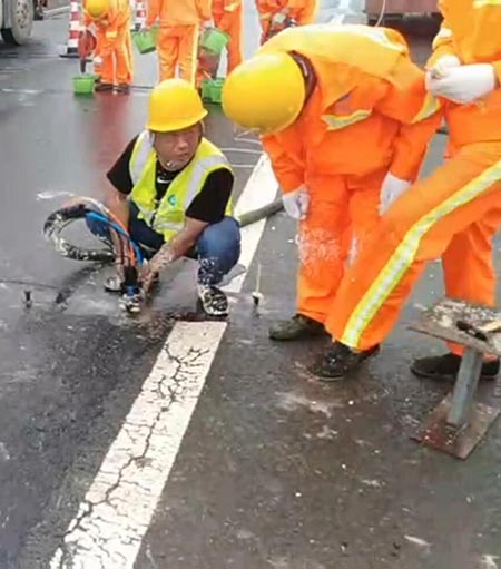 欧陆注浆机沥青路面填缝施工