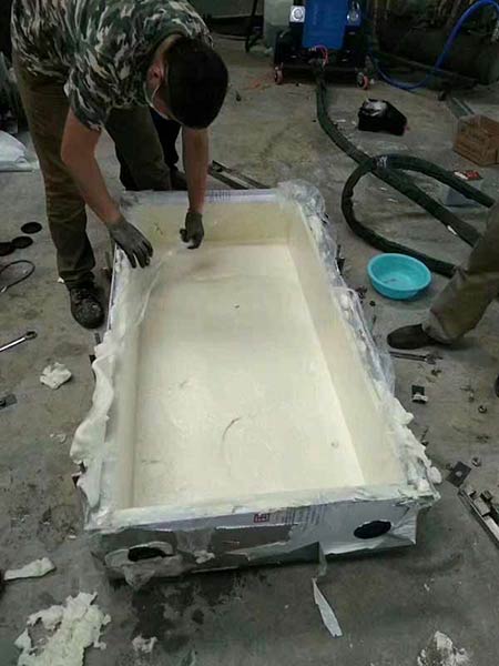 冰柜保温环戊烷发泡机(图2) 箱体隔热保温硬质万向发泡